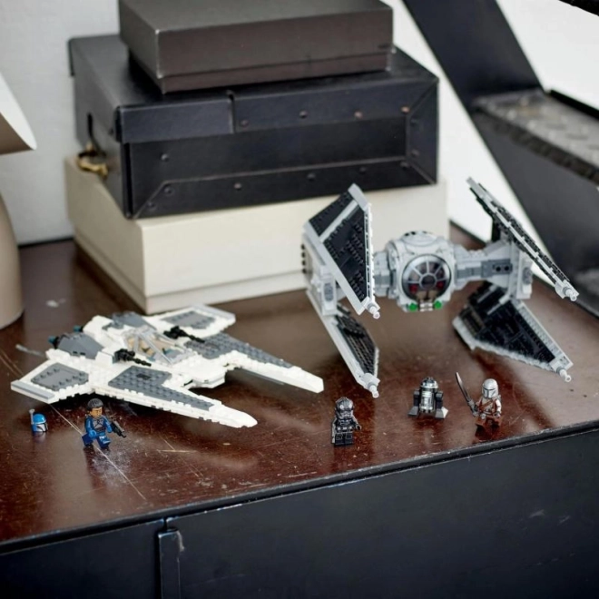 LEGO Star Wars 75348 Mandalorianská stíhačka třídy Fang vs. TIE Interceptor