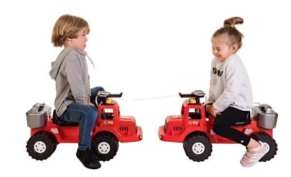 Odrážedlo - hasičské auto stříkající vodu
