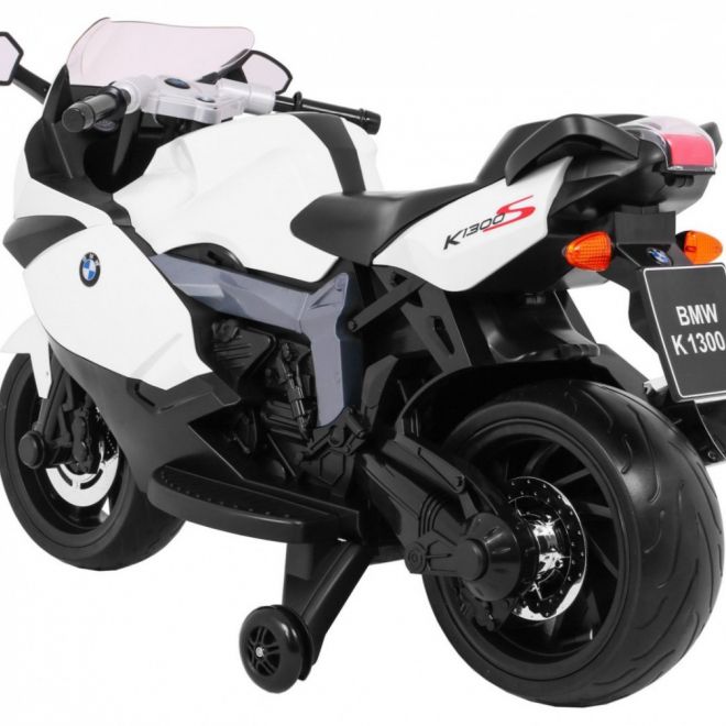BMW K1300S Dětský motocykl na baterie bílý + pomocná kolečka + zvuky Světla + pomalý start