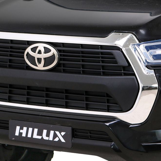 Toyota Hilux baterie pro děti černá + pohon 4x4 + dálkové ovládání + 2 nosiče zavazadel + rádio MP3 + LED dioda