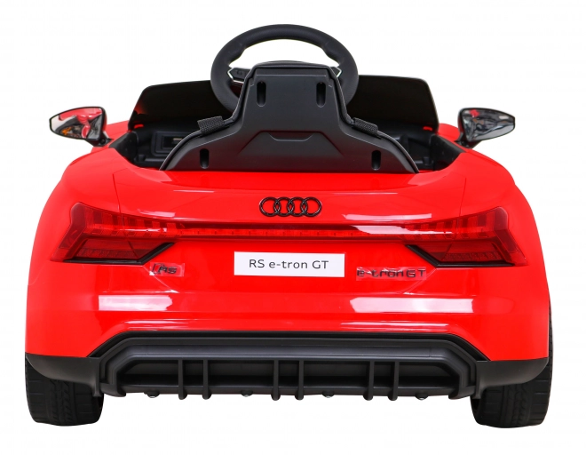 Červené auto Audi RS E-Tron GT na akumulátor