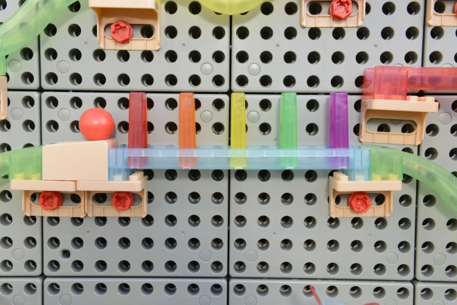 Konstrukční sada STEM tabule Masterkidz s kuličkovou dráhou