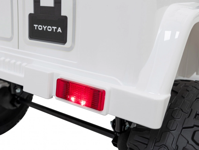 Toyota FJ Cruiser pro děti bílá + dálkové ovládání + pohon 4x4 + LED audio + EVA + pomalý start