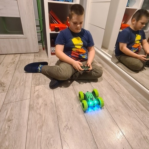 Zelený automobilový akrobat na dálkové ovládání