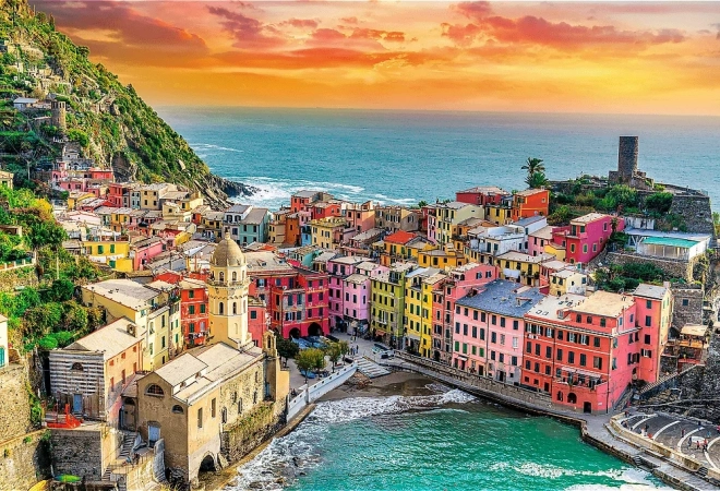 Puzzle TREFL Romantický západ slunce: Vernazza, Ligurie, Itálie 1500 dílků