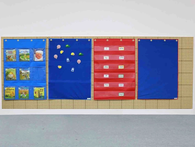 Materiálový list Masterkidz pro věšení s kapsami na kartičky a obrázky červený