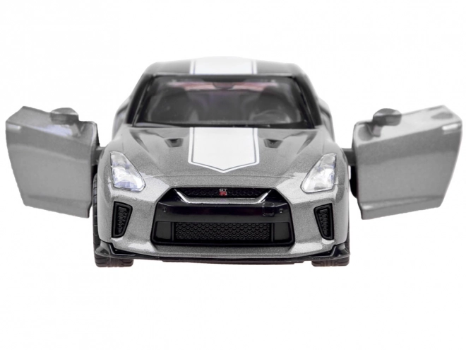 Auto Nissan GT-R s otevíracími dveřmi