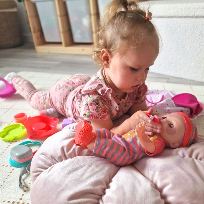 Loutka v roli opatrovatelky s příslušenstvím