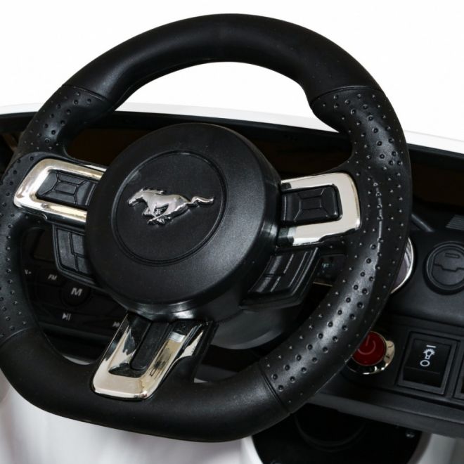 Ford Mustang GT bílý