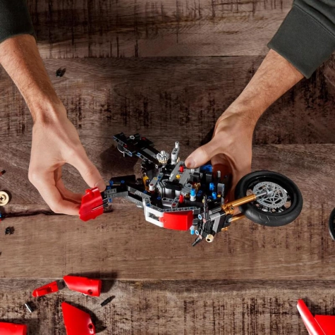 LEGO Technic 42107 Ducati Panigale V4 R