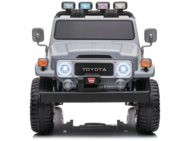 Dětské elektrické auto Toyota Land Cruiser – šedá