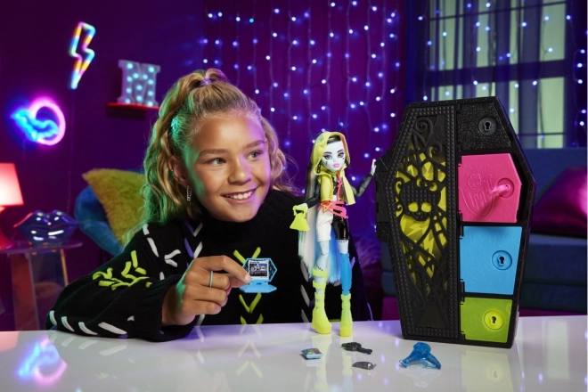 Monster High Skullimate secrets panenka neon - Frankie HNF79