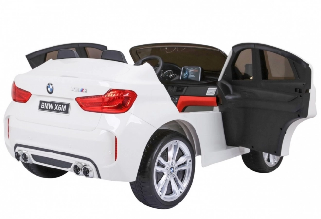 BMW X6M XXL pro 2 děti Bílá + dálkové ovládání + eko kůže + bezpečnostní pásy + pomalý rozjezd + MP3 USB + LED