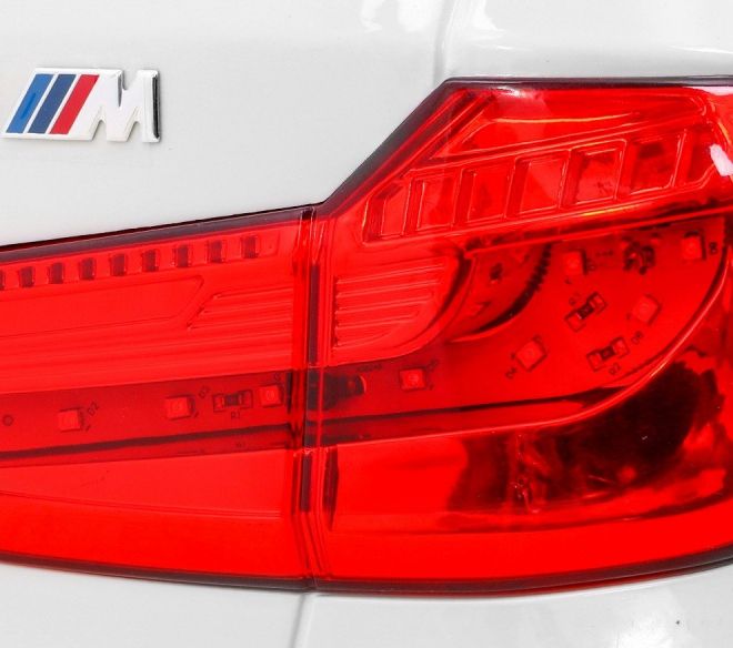 BMW X6M Elektrické dětské auto bílé + dálkové ovládání + EVA + pomalý start + audio panel + LED dioda
