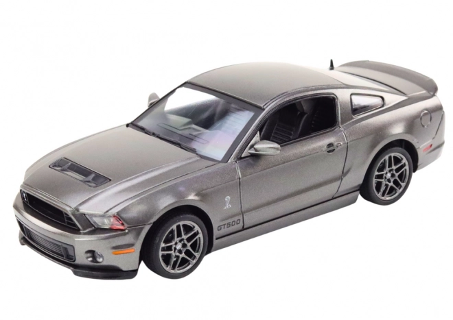 Ford Shelby GT500 v měřítku 1:24 Pohonná jednotka stříbrná