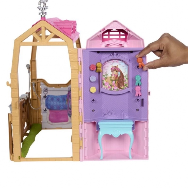 Sada panenky Barbie se stájí, koněm a příslušenstvím