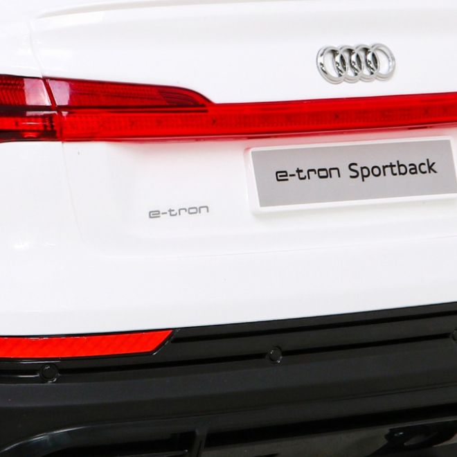 Audi E-Tron Sportback pro děti Bílá + Pilot + pohon 4x4 + pomalý start + rádio MP3 + LED