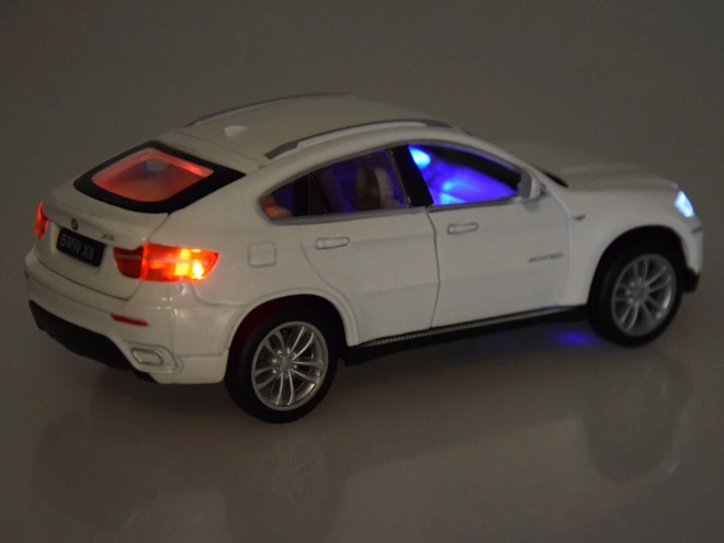 Kovové auto BMW X6 bílý SUV s efekty