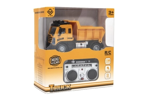 Auto RC nákladní sklápěčka plast 12cm 27MHz na dálk.ovl. na baterie se světlem v krab. 16x18x8cm