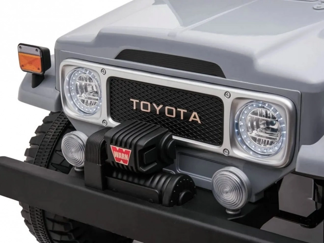 Dětské elektrické auto Toyota Land Cruiser – šedá