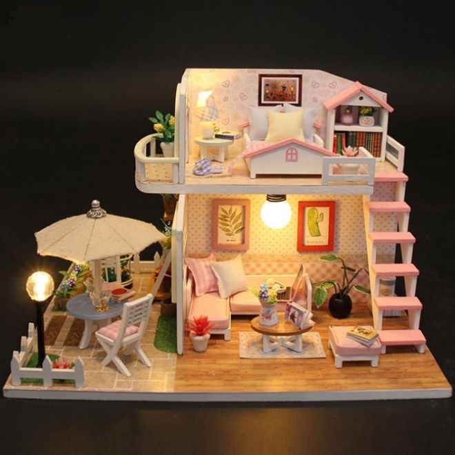 Dřevěný domeček pro panenky s LED diodami