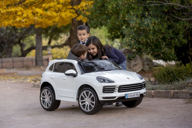 INJUSA 719 Dětské dvoumístné elektrické vozidlo PORSCHE CAYENNE S 12V R/C bílé