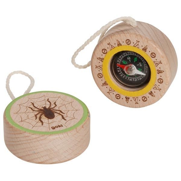 Dřevěný kompas s pavoukem