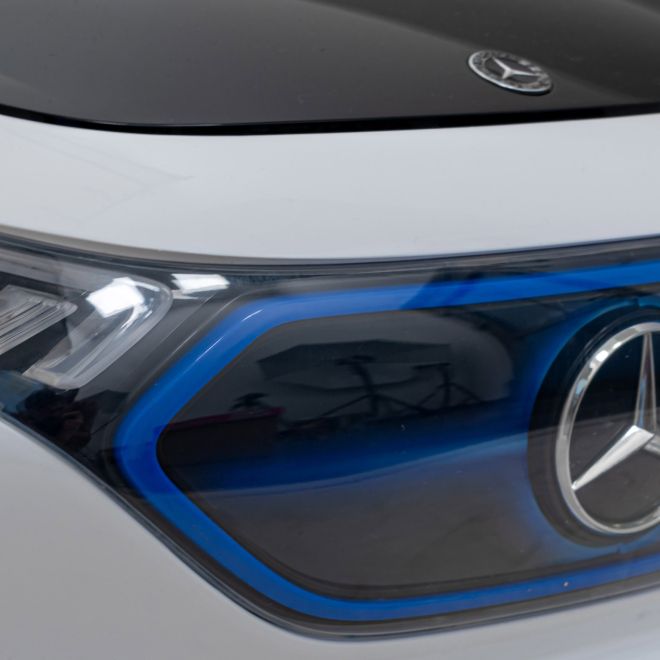 Mercedes Benz AMG EQA pro děti Bílá + Dálkové ovládání + 5bodové bezpečnostní pásy + EVA + MP3 displej + LED dioda