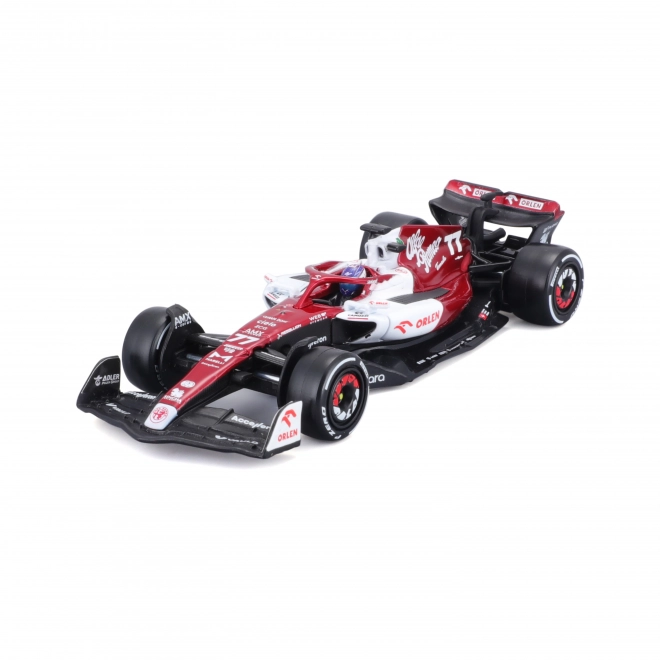 Model F1 Alfa Romeo Orlen C42 2022 s pilotem