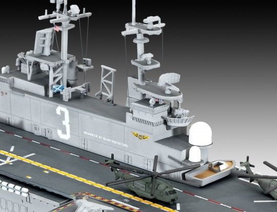 Plastikový model Útočná letadlová loď amerického námořnictva 1/700