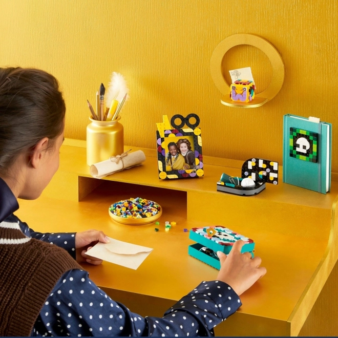 LEGO DOTS 41811 Sada psacích stolů Bradavice