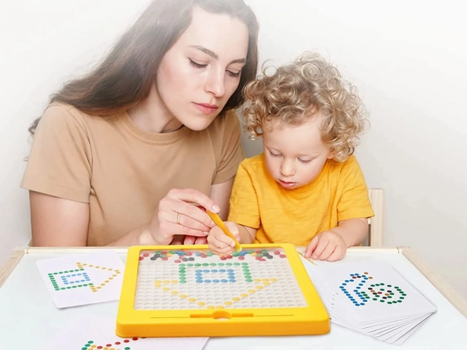 Vzdělávací magnetická tabule s kolíky na skládání