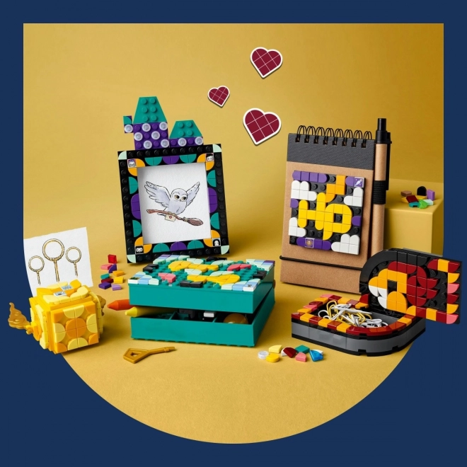LEGO DOTS 41811 Sada psacích stolů Bradavice