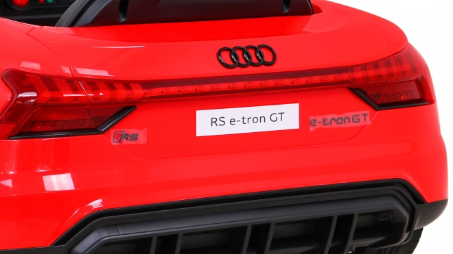 Červené auto Audi RS E-Tron GT na akumulátor