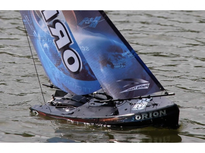 RC plachetnice Orion V2 RTR (2,4GHz, 2CH, výška 920mm, délka 465mm)
