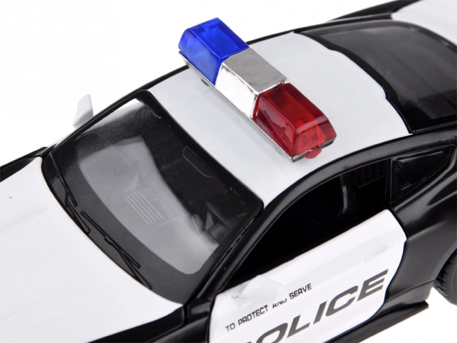 Kovové policejní auto Ford Shelby GT350 v měřítku 1:32 s efekty světel majáků