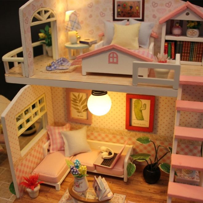 Dřevěný domeček pro panenky s LED diodami