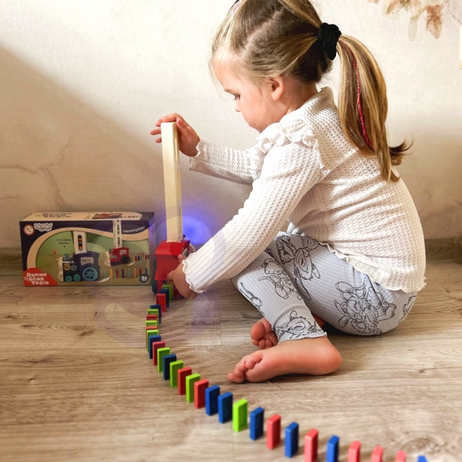 Elektrická lokomotiva s kostkami domino