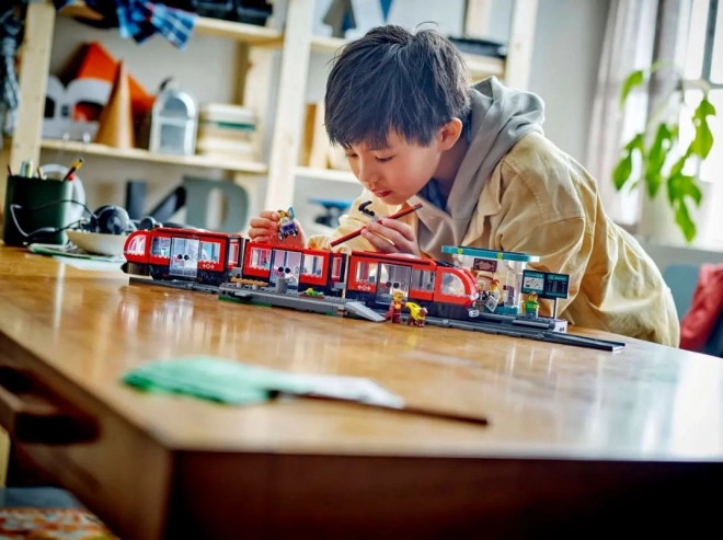 LEGO® City 60423 Tramvaj a zastávka v centru města