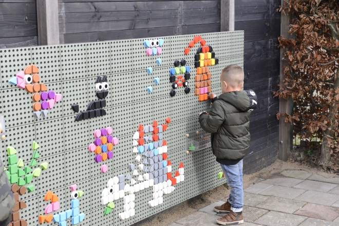 Masterkidz geometrický stavební set s kolíčky 64 ks pro STEM tabule