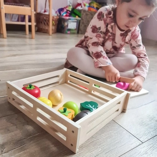 Dřevěná zelenina a ovoce v bedýnce